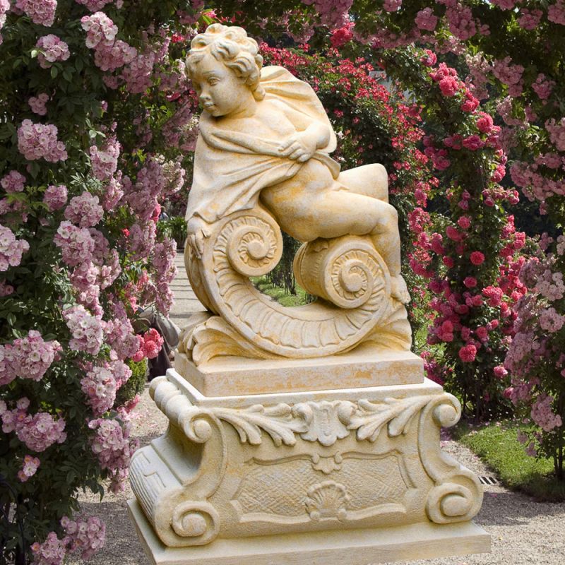 Statue en pierre d'un enfant dans un jardin de roses en fleurs comme décoration de jardin exclusive
