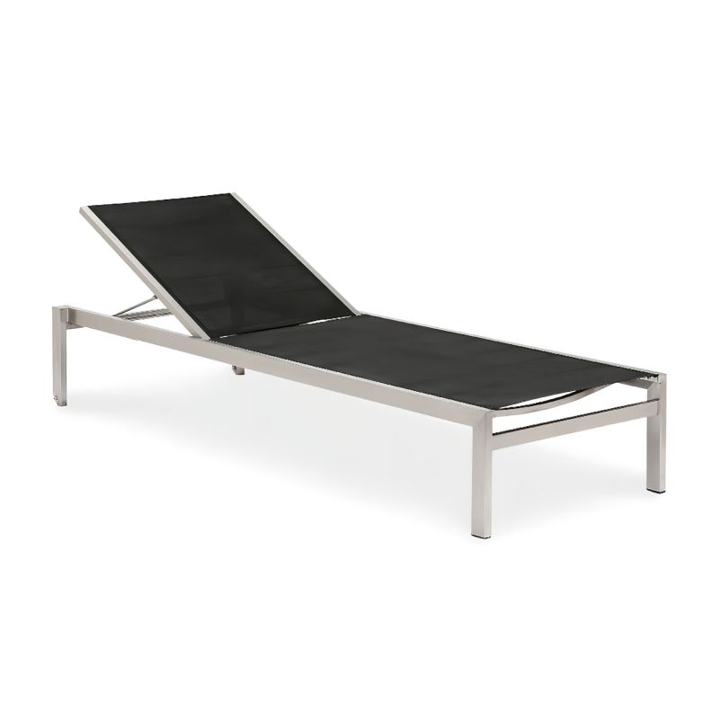 Chaise longue de jardin noire avec dossier réglable sur fond blanc