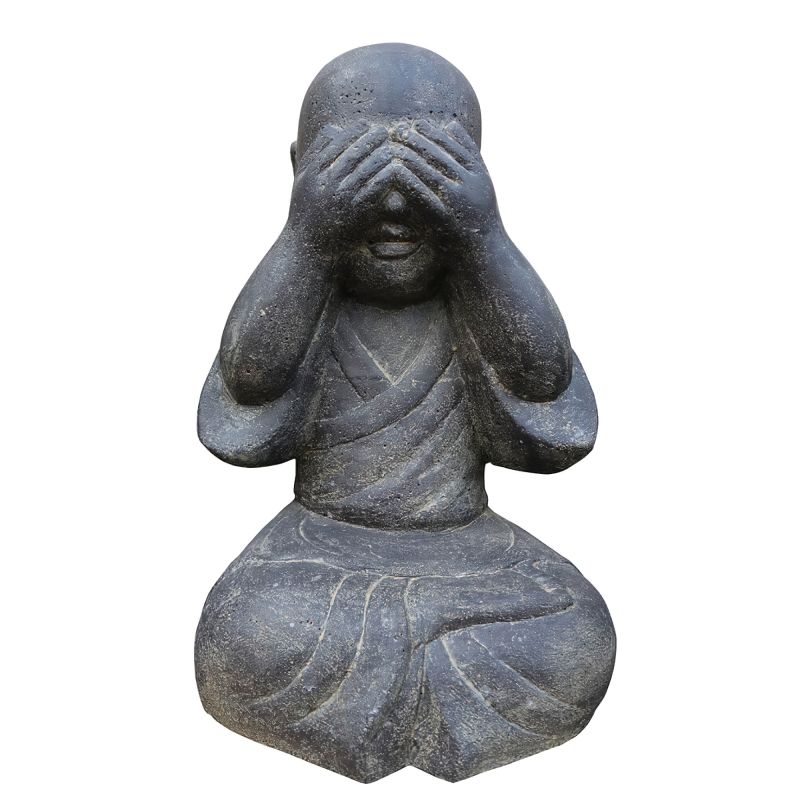 Figura di Buddha in pietra seduta in giardino con le mani che coprono gli occhi