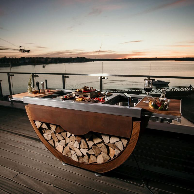 Griglia moderna su terrazza con vista sul lago al tramonto