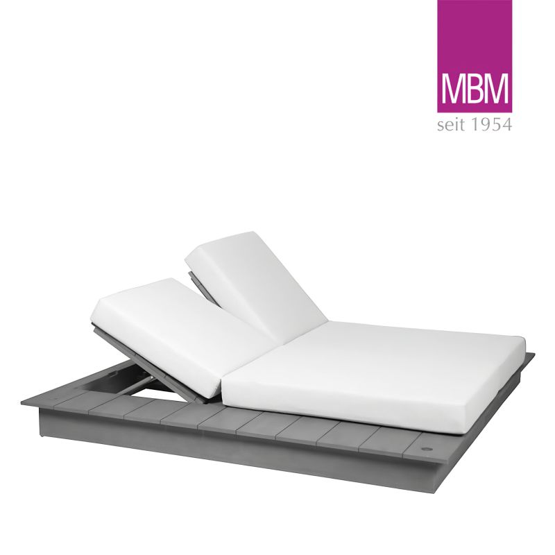 Chaise longue double rembourrée blanche sur cadre en bois gris avec dossiers réglables