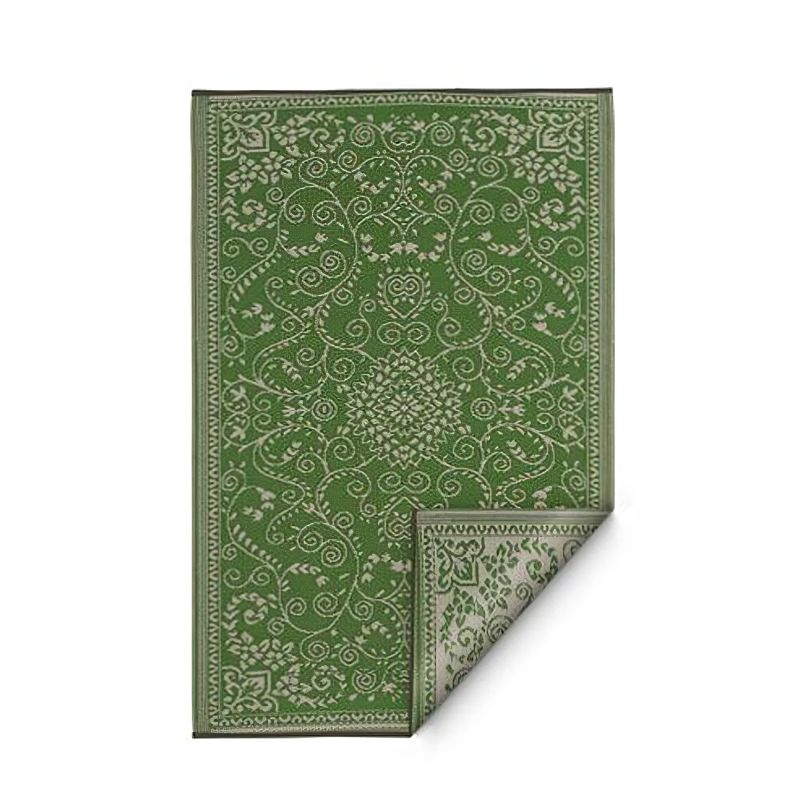 Grüner Outdoor-Teppich mit weißem Blumenmuster, passend für Gartenmöbel