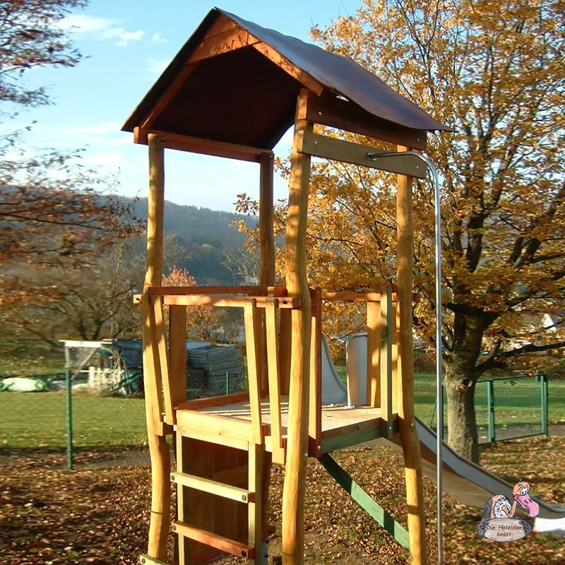Holzspielgerät mit Leiter und Rutsche im Garten bei sonnigem Herbstwetter