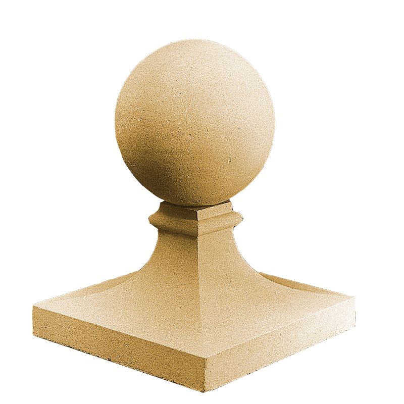 Boule en pierre beige sur poteau de clôture de jardin carré