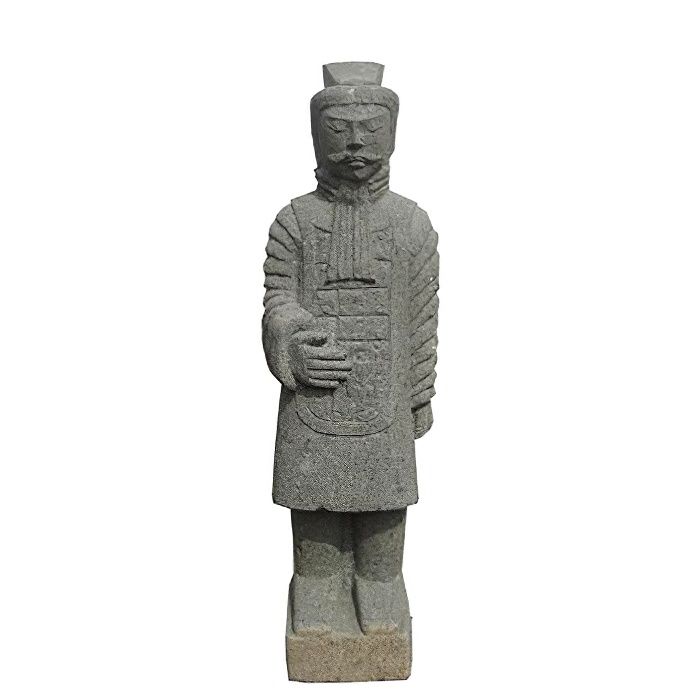 Decorazione da giardino: scultura in pietra di un guerriero di terracotta su sfondo bianco