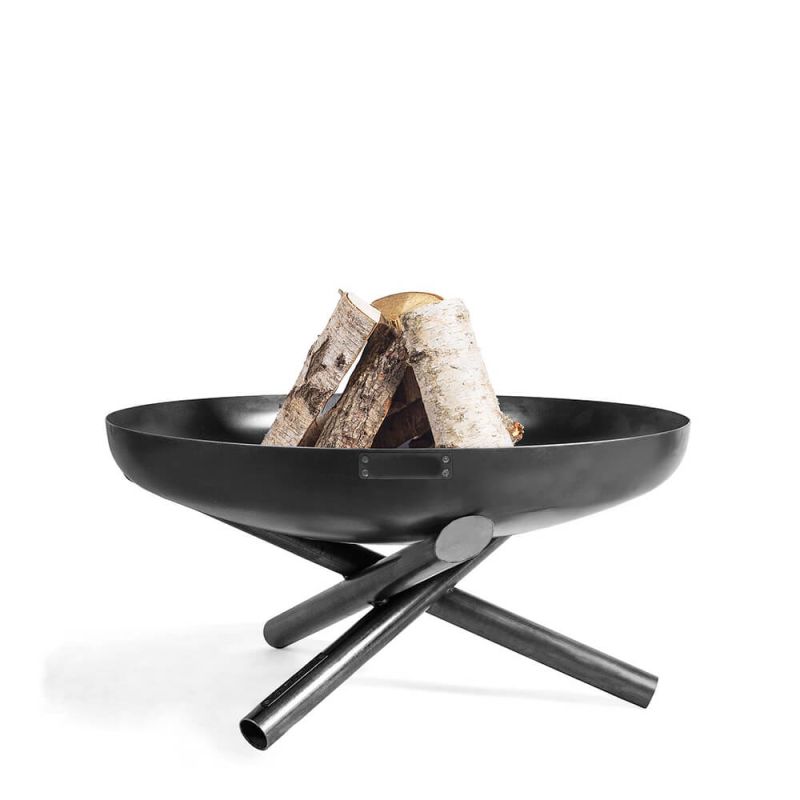 Barbecue da giardino rotondo nero con pezzi di legno, sfondo bianco