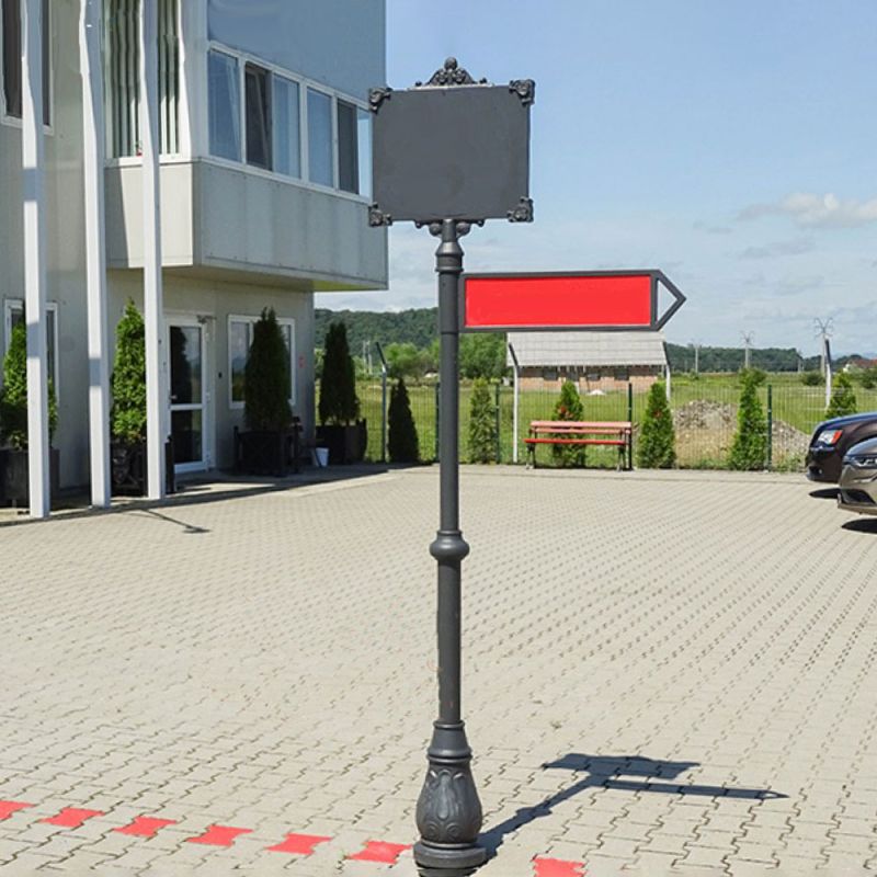 Lanterna decorativa da giardino su pavimentazione in pietra davanti a un edificio moderno