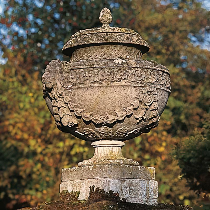 Grande urna in pietra con decorazioni come elemento decorativo per il giardino