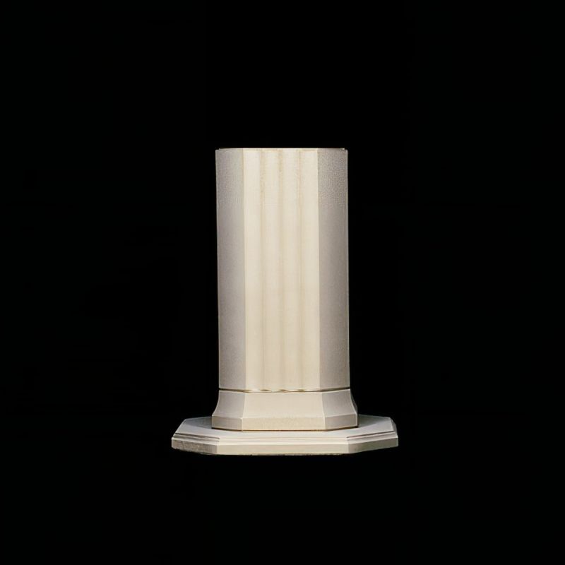 Pied de colonne de jardin blanc avec base hexagonale sur fond noir