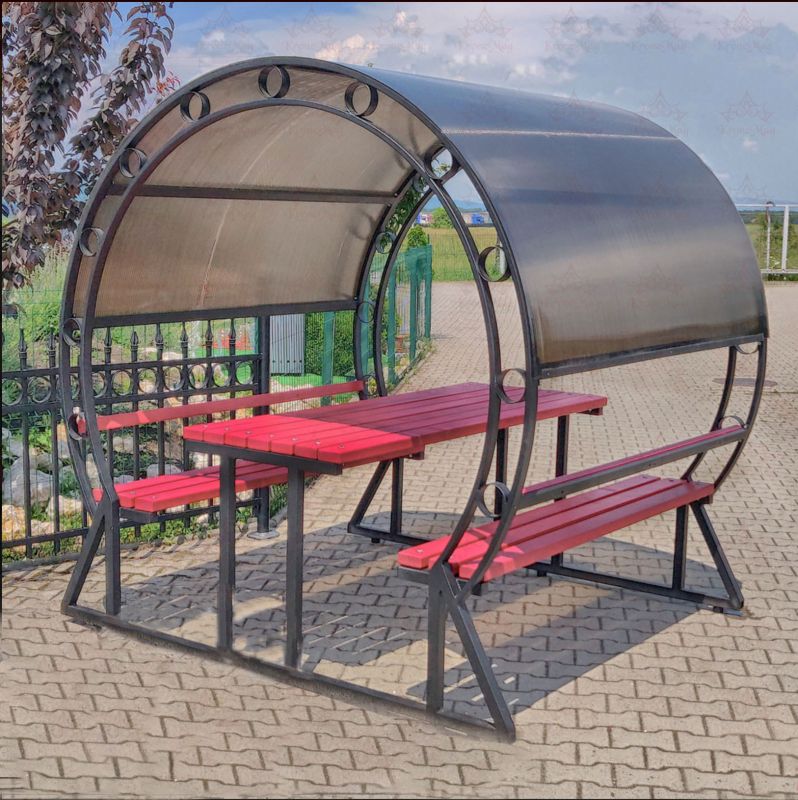 Set da giardino in metallo con tetto in vetro e panche in legno rosse su pavimentazione