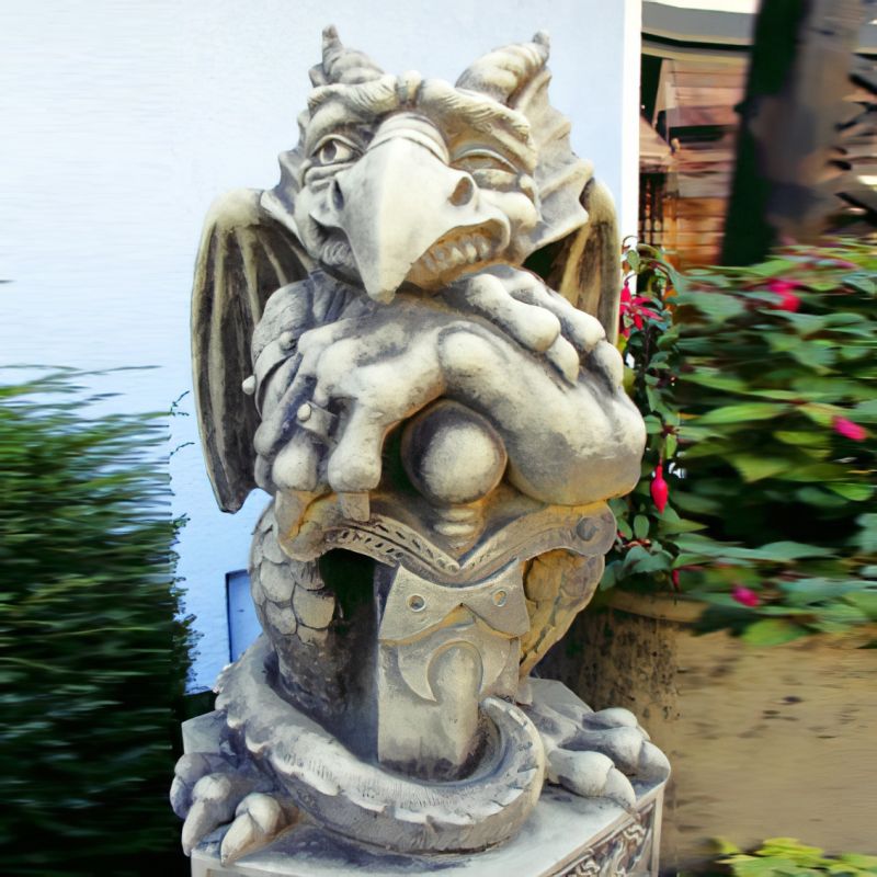 Detaillierte Steinfigur eines Gargoyle als Gartendekoration