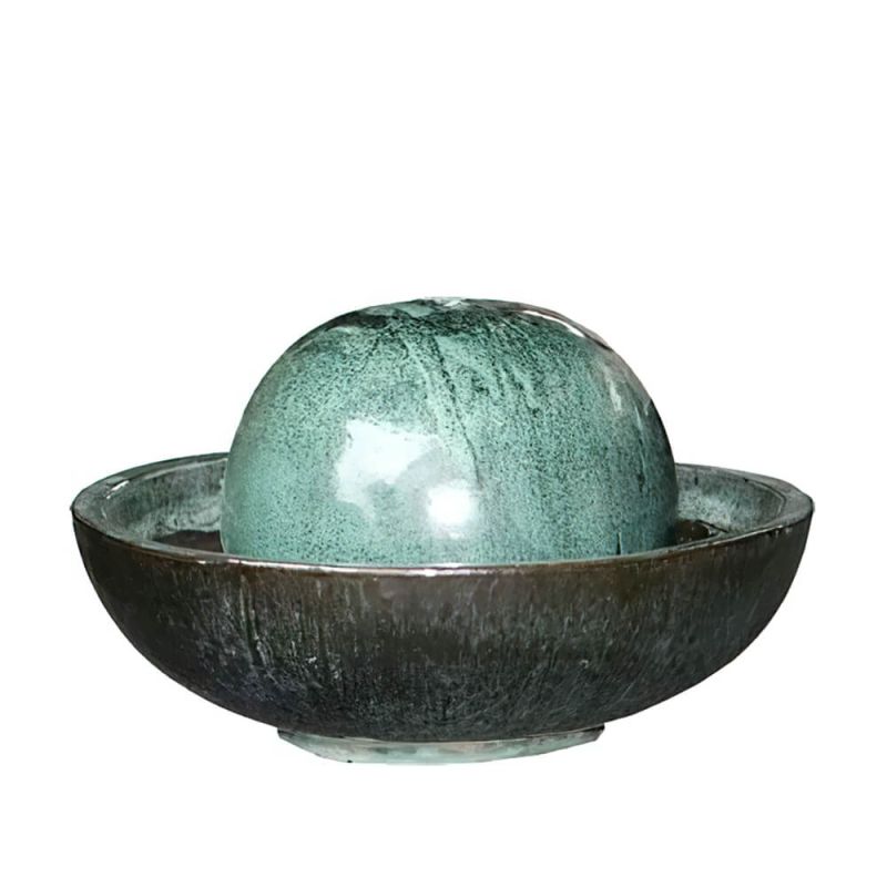 Fontana a sfera verde posta in una vasca rotonda, decorazione da giardino esclusiva