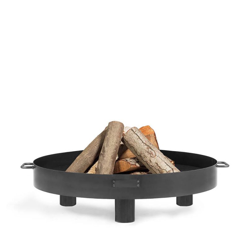 Braciere rotondo nero con ceppi di legno come decorazione da giardino