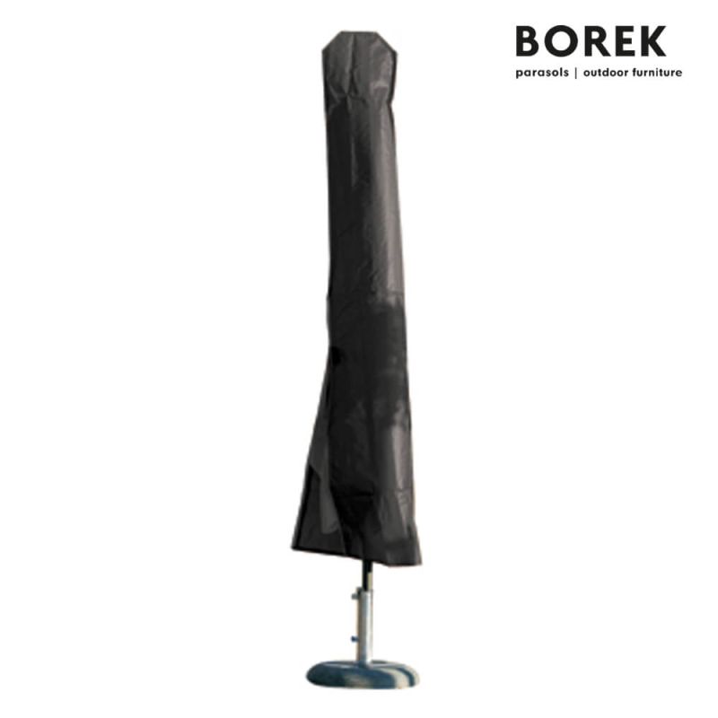 Copertura nera per ombrellone piegato in un negozio di decorazioni da giardino esclusive