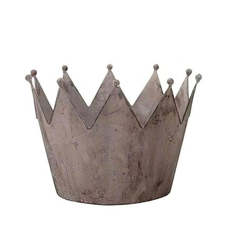 Couronne rustique en métal utilisée comme élément décoratif dans le jardin