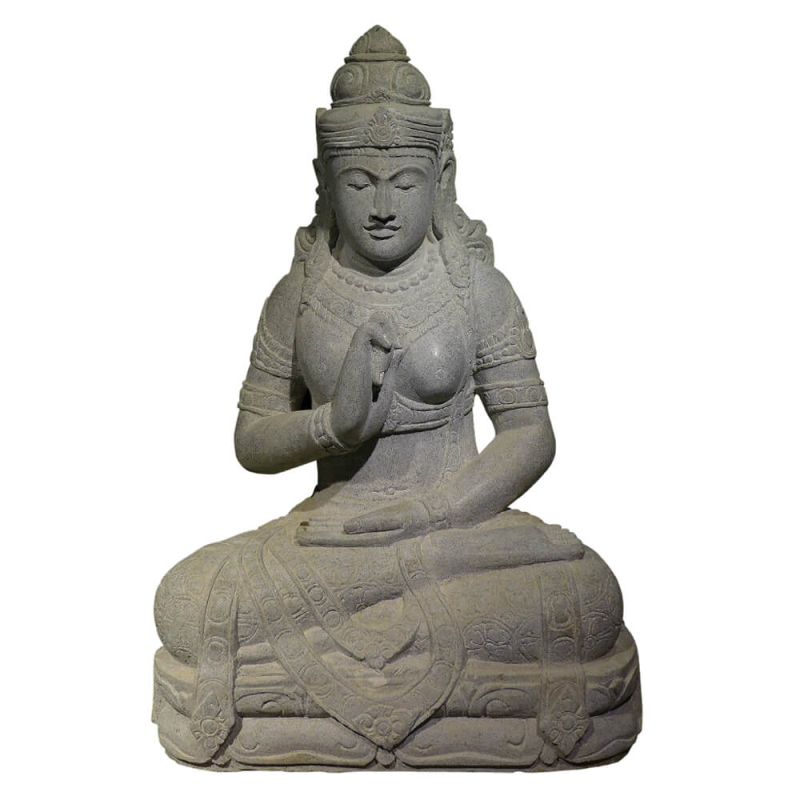 Graue Steinskulptur einer sitzenden Meditationsfigur mit traditionellen Verzierungen