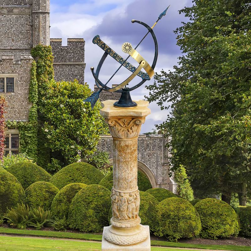 Cadran solaire historique sur un socle en pierre décoré entouré de buissons verts et d'un jardin de château