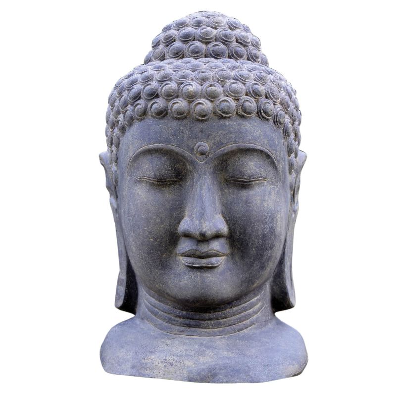 Décoration de jardin avec une tête de Bouddha en pierre pour une ambiance zen