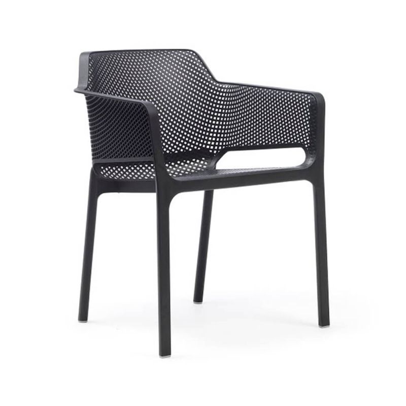 Fauteuil de jardin noir avec accoudoirs en plastique tressé sur fond blanc