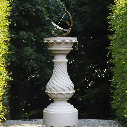 Cadran solaire blanc élégant avec un design de colonne torsadée, entouré d'un jardin verdoyant