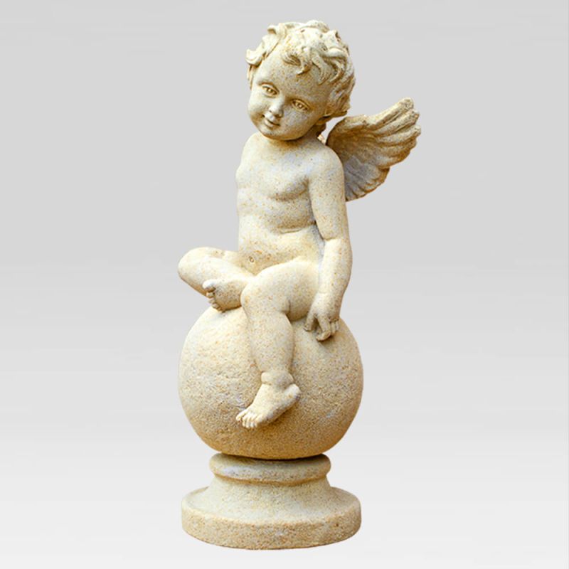 Ange en pierre assis sur une boule, décoration de jardin