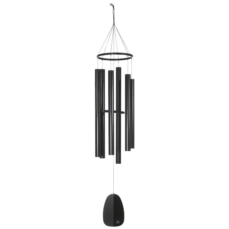 Campanello a vento nero con lunghi tubi metallici per decorazione del giardino