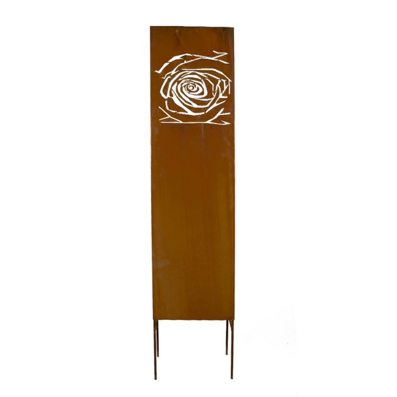 Stele da giardino in metallo arrugginito con motivo rosa ritagliato su sfondo bianco