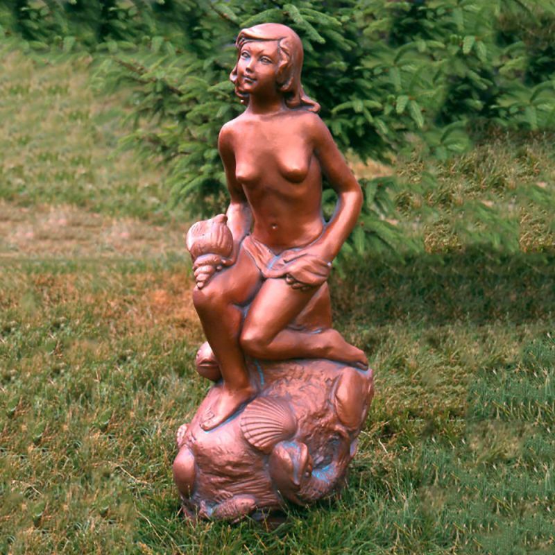 Décoration de jardin rustique : statue en terre cuite d'une femme assise dans un cadre naturel