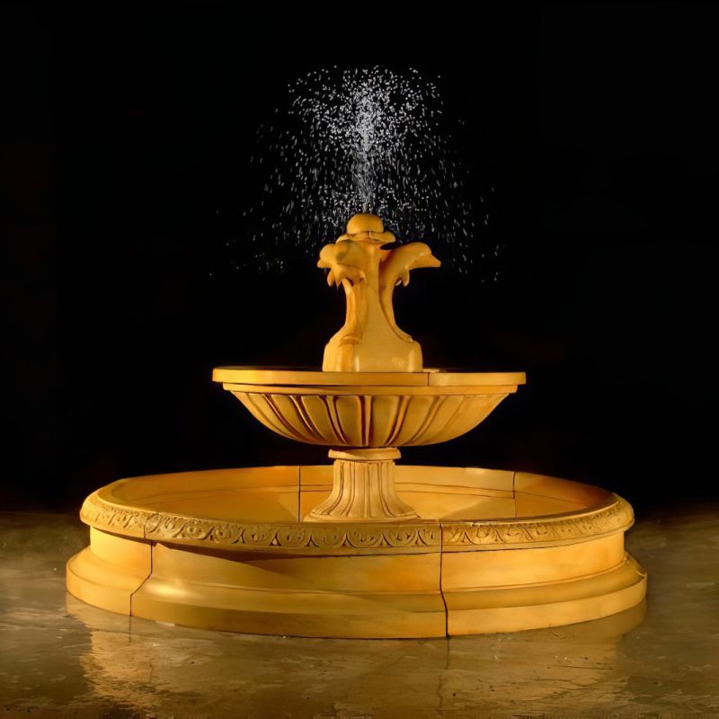 Fontana da giardino gialla in pietra con acqua zampillante su sfondo nero