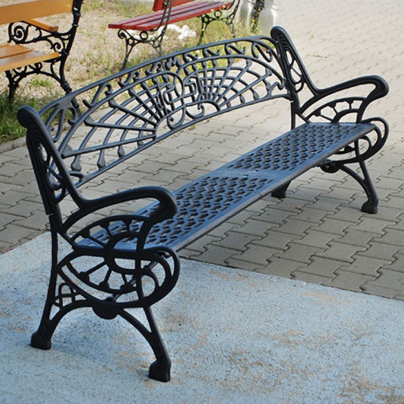 Panchina da giardino in metallo nero con design artistico su pavimento lastricato
