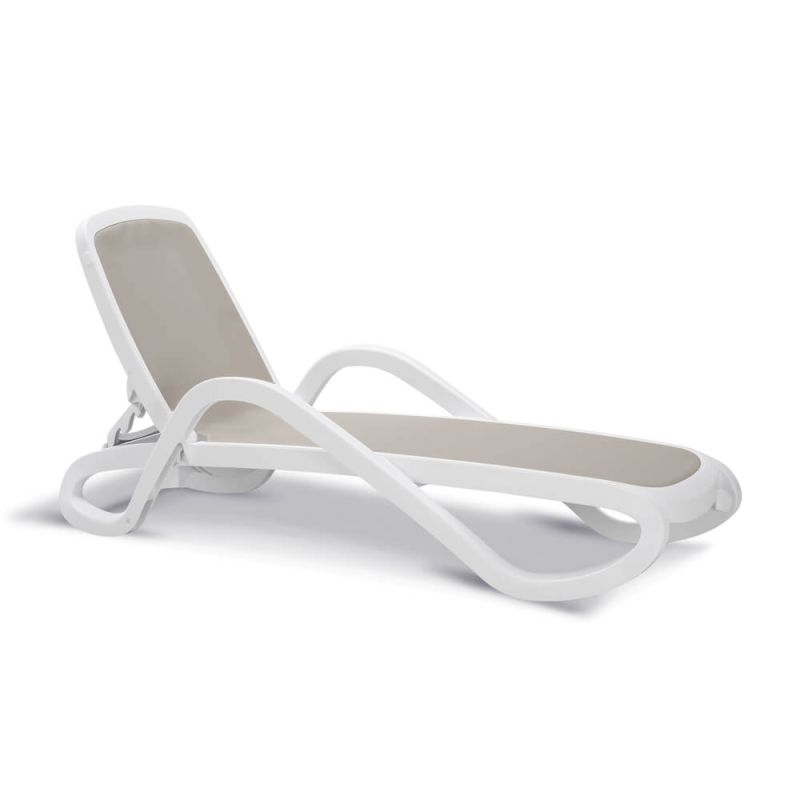Chaise longue de jardin blanche avec coussin pour moments de détente au jardin