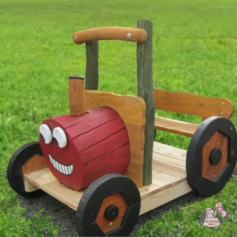 Kinder-Holztraktor als Gartendekoration mit fröhlichem Gesicht