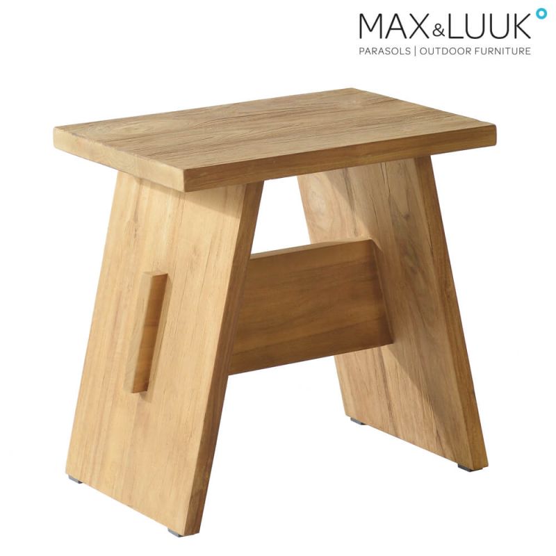 Tavolo da giardino elegante in legno massiccio con gambe larghe su sfondo bianco
