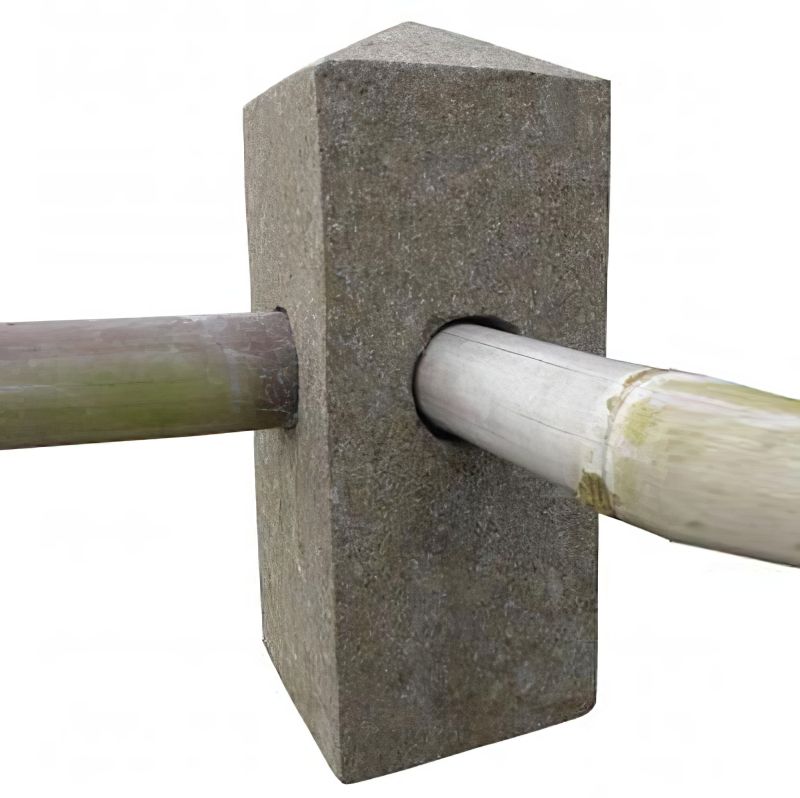 Palo di recinzione in cemento grigio con due pali di legno infilati, decorazione da giardino