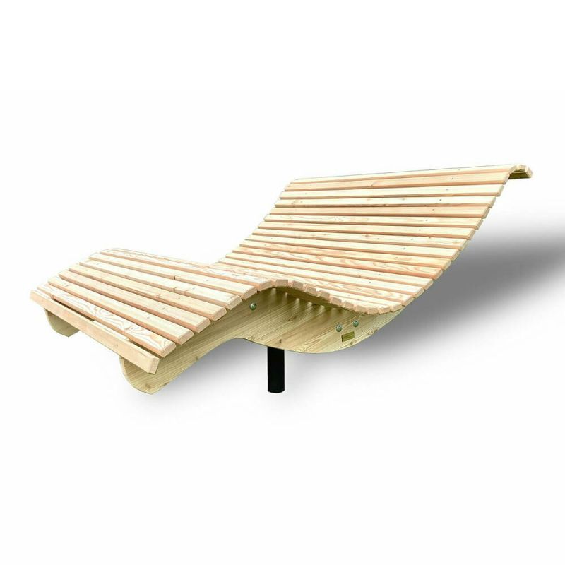 Chaise longue moderne en bois avec forme courbée sur fond blanc