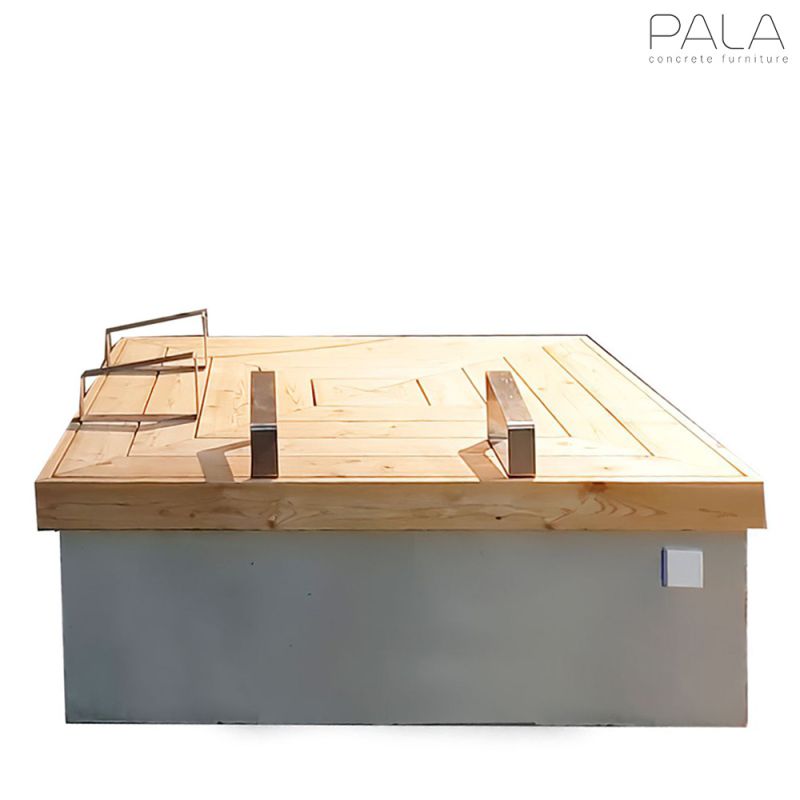 Tavolo da giardino moderno con piano in legno chiaro e struttura metallica grigia su sfondo bianco