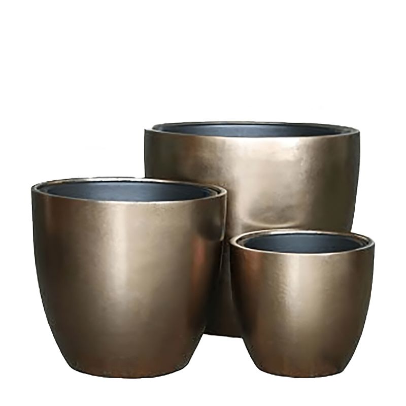 Trois pots de fleurs modernes de couleur bronze de différentes tailles, parfaits pour le jardin et la terrasse