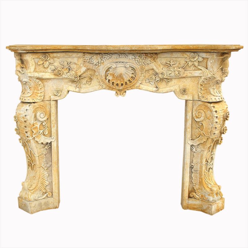 Table de jardin ancienne en pierre claire avec ornements détaillés de fleurs et de feuilles