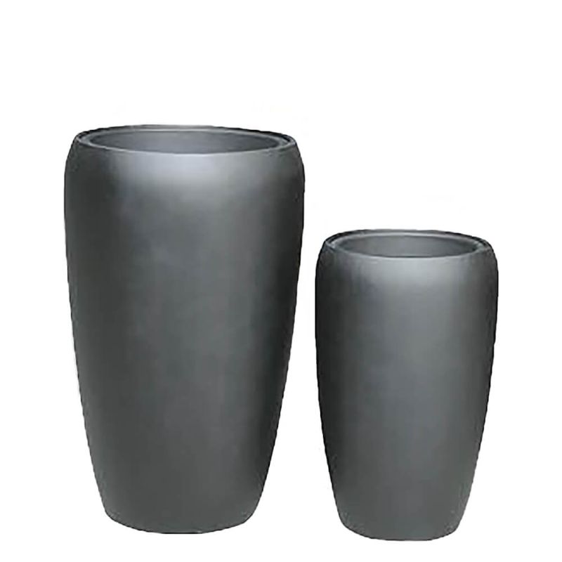 Deux pots de fleurs noirs et brillants de tailles différentes, parfaits pour la décoration de jardin