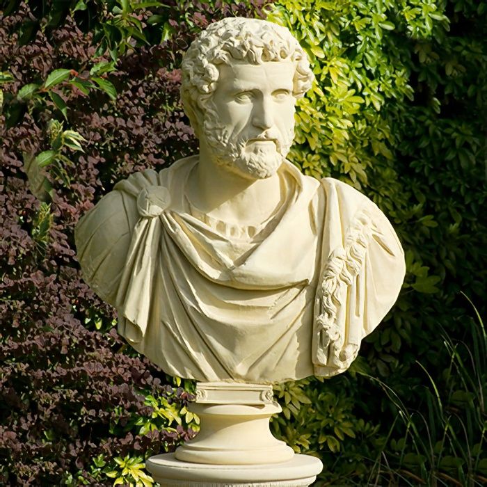 Busto antico in pietra come decorazione esclusiva per il giardino davanti a uno sfondo verde